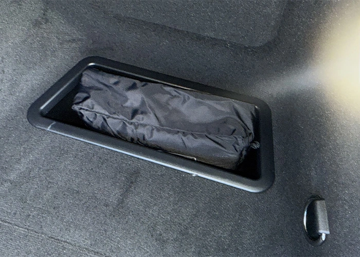 BMW-i4-75 plate-black-rent to buy